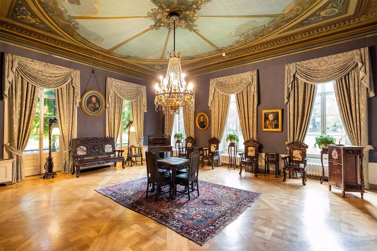 Salon in de Commandantswoning met beschilderd plafond, kroonluchter en antiek meubilair