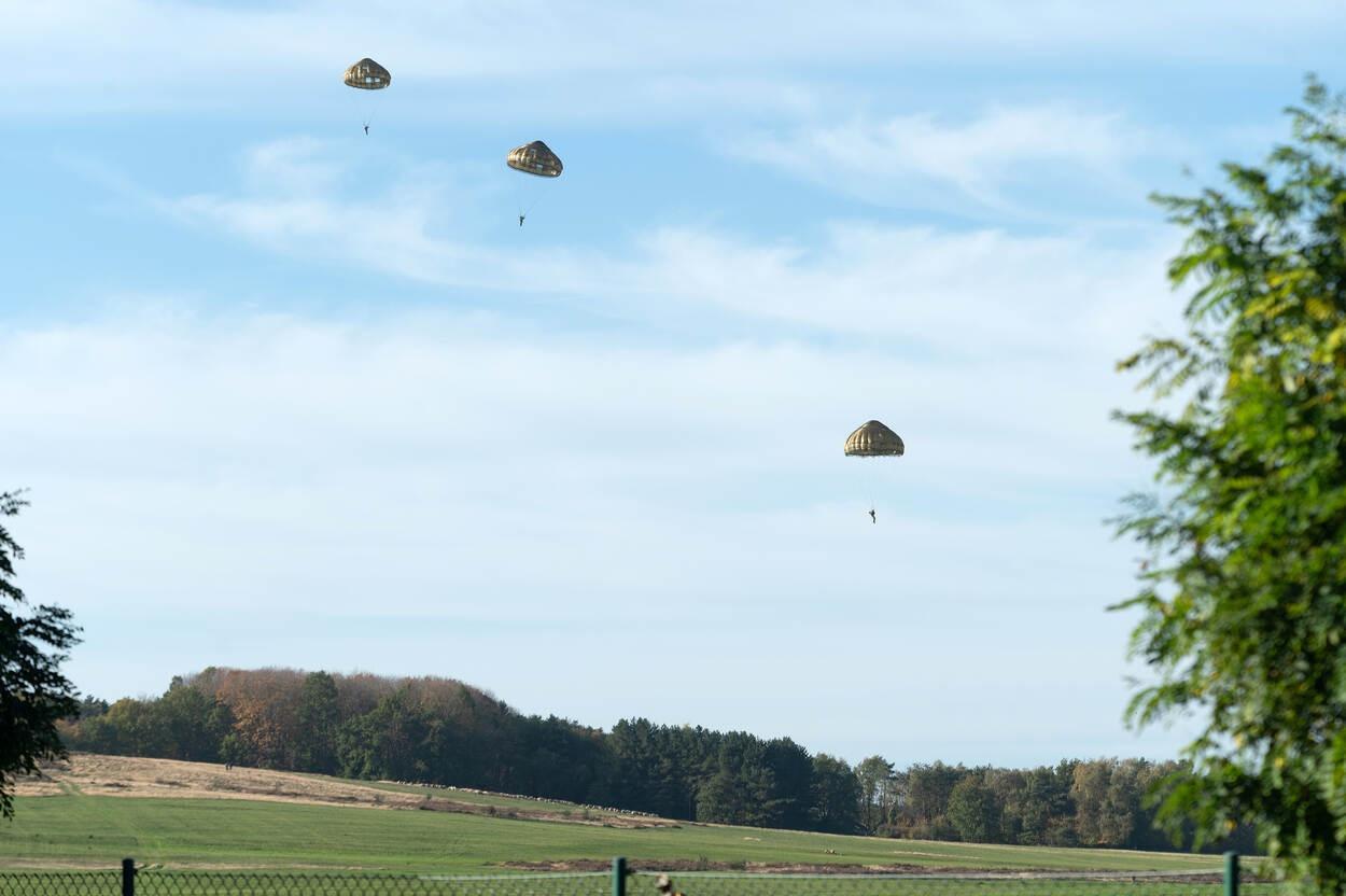 Schaffen, Belgie 10 november 2022 soldaten testen bij hun eerste sprong nieuwe parachutes